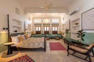 تختخواب و صبحانه Sum Jaipur