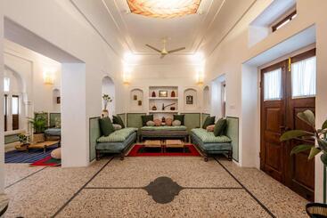 تختخواب و صبحانه Sum Jaipur