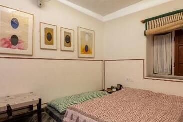 تختخواب و صبحانه Sum Jaipur