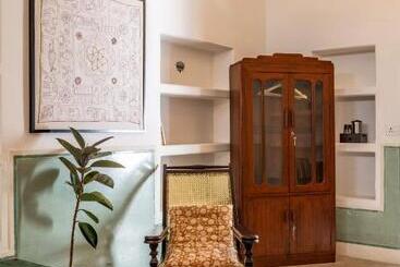 تختخواب و صبحانه Sum Jaipur