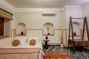 تختخواب و صبحانه Sum Jaipur