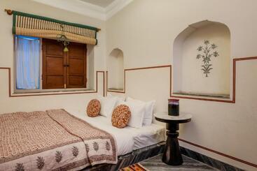 تختخواب و صبحانه Sum Jaipur