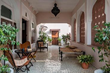 تختخواب و صبحانه Sum Jaipur