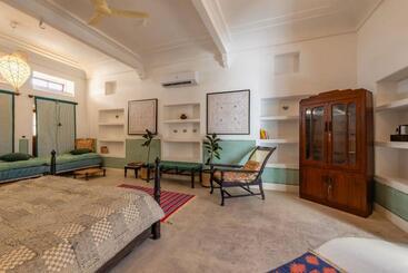 تختخواب و صبحانه Sum Jaipur