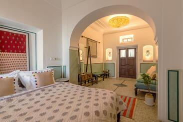 تختخواب و صبحانه Sum Jaipur