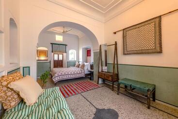 تختخواب و صبحانه Sum Jaipur
