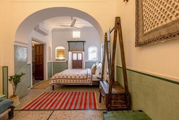 تختخواب و صبحانه Sum Jaipur