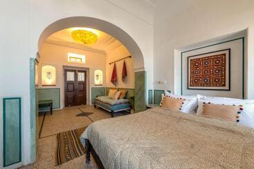 تختخواب و صبحانه Sum Jaipur