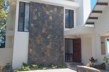 پانسیون Canari Waterfront Villas