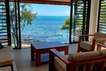 پانسیون Canari Waterfront Villas