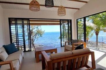 پانسیون Canari Waterfront Villas