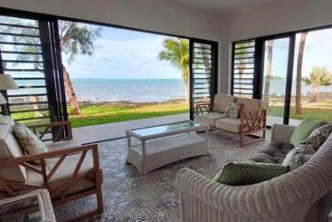 پانسیون Canari Waterfront Villas