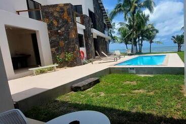 پانسیون Canari Waterfront Villas