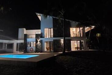 پانسیون Canari Waterfront Villas