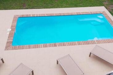 پانسیون Canari Waterfront Villas