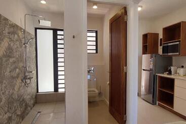 پانسیون Canari Waterfront Villas