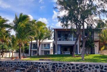 پانسیون Canari Waterfront Villas
