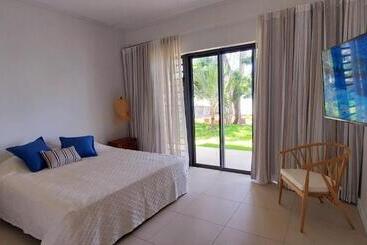 پانسیون Canari Waterfront Villas
