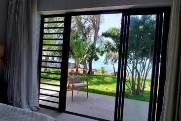 پانسیون Canari Waterfront Villas