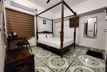 هتل Courtyard Castle Heritage Resort