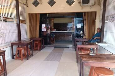 Oyo 93479 Hotel Jaguar Sentani