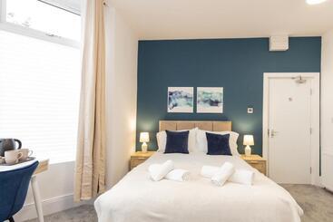 پانسیون Cosy And Chic Ensuites In Oldham Sociable House