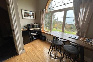 پانسیون Tides Inn Guest Suites
