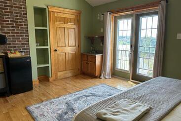 پانسیون Tides Inn Guest Suites