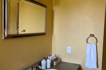 پانسیون Tides Inn Guest Suites