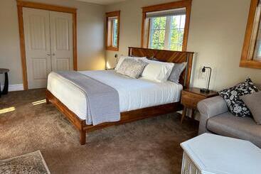 پانسیون Tides Inn Guest Suites