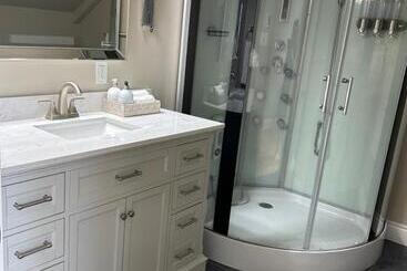 پانسیون Tides Inn Guest Suites