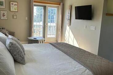 پانسیون Tides Inn Guest Suites