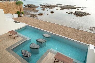 Tasana Bar And Luxury Resort