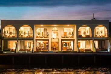 Tasana Bar And Luxury Resort