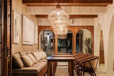 Tasana Bar And Luxury Resort
