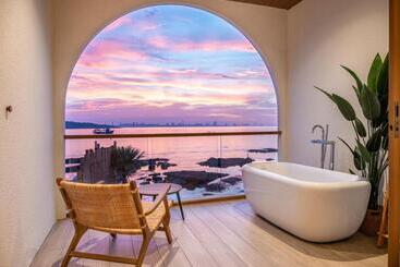 Tasana Bar And Luxury Resort