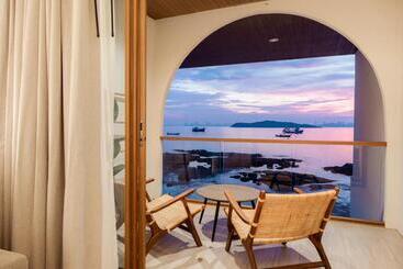 Tasana Bar And Luxury Resort