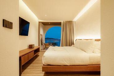 Tasana Bar And Luxury Resort