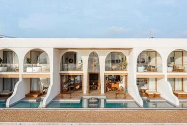Tasana Bar And Luxury Resort