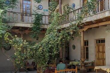 تختخواب و صبحانه Salom Inn