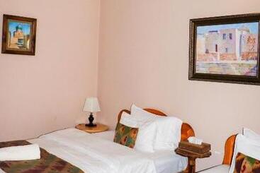 تختخواب و صبحانه Salom Inn