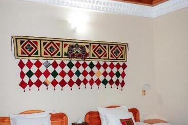 تختخواب و صبحانه Salom Inn
