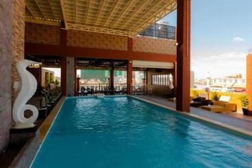 Seventh Heaven Hotel And High Bar