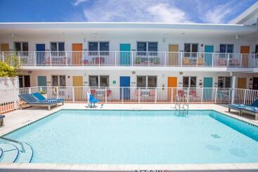 Waterside Hotel And Suites