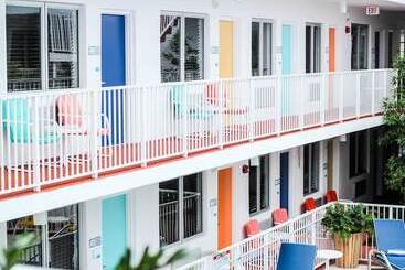 Waterside Hotel And Suites