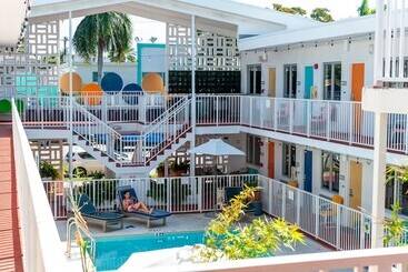 Waterside Hotel And Suites