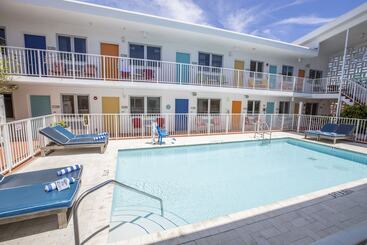 Waterside Hotel And Suites