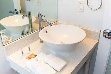 Waterside Hotel And Suites