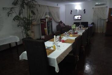 پانسیون Kuku Royal Lodge