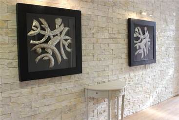 پانسیون The Gallery